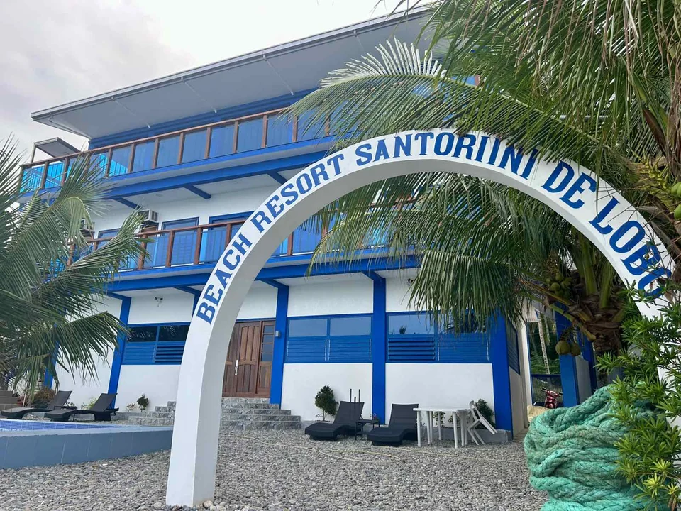 The actual Santoriini de Lobo entrance arch in front of the blue-and-white resort building